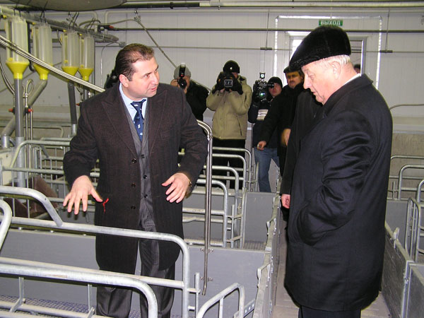 Генеральный директор ЗАО «Свинокомплекс «Уральский» Коба Гумберидзе рассказывает губернатору о тонкостях содержания свиноматок.