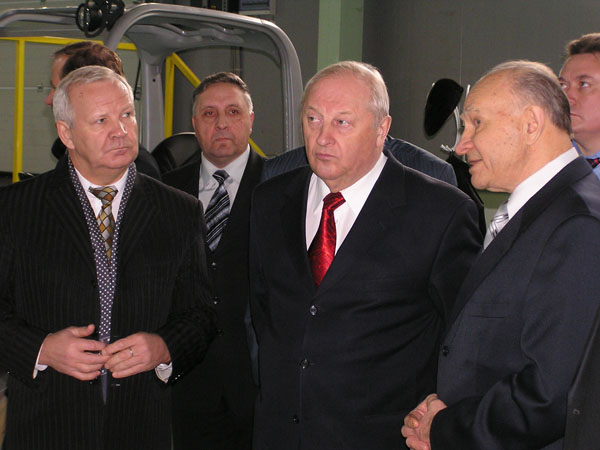 Генеральный директор ОАО "Свердловский завод безалкогольных напитков "Тонус" Рудольф Печеркин (справа) встречает гостей.