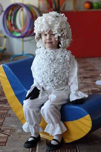 Новогодний костюм изготовила дизайнер по костюмам детского сада № 2 Анастасия Бродовикова.