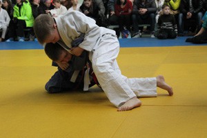 Серёжа Чистяков (в белом кимоно) удачно провёл захват противника и одержал победу.