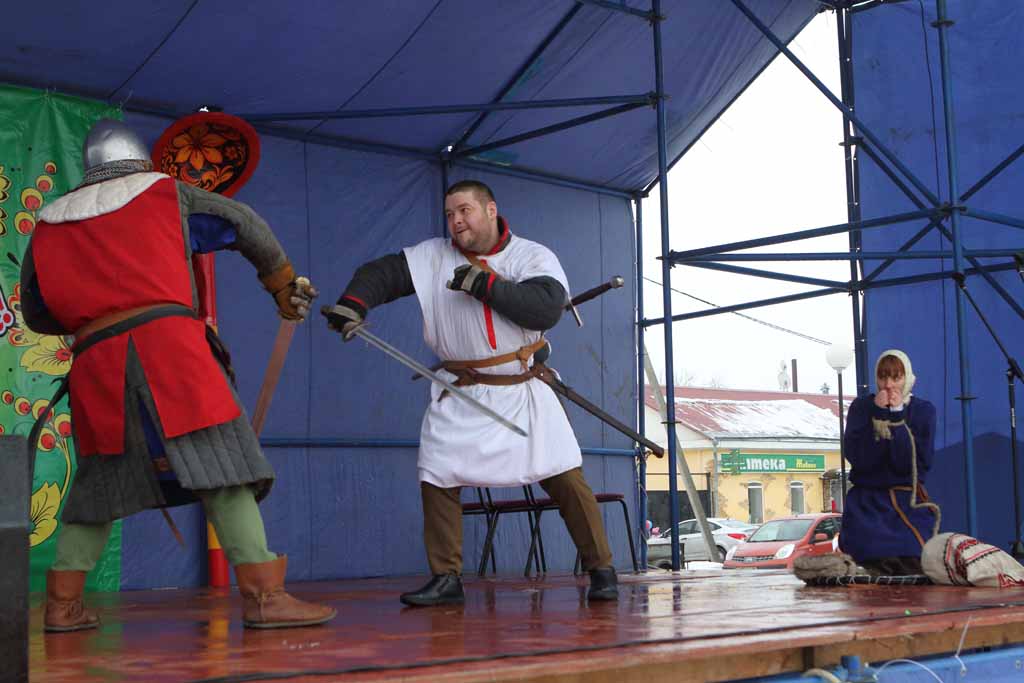 Ребята из местного этноклуба «Медведь» показали настоящий средневековый бой на мечах.