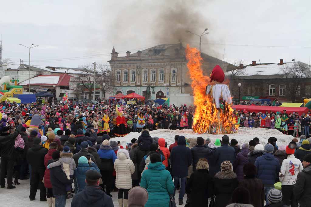 Один из зрелищных моментов народных гуляний – сжигание чучела Масленицы.