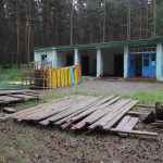 На территории лагеря «Уральские зори» ведётся большой плановый ремонт. В данное время идёт переоборудование старого корпуса под пищеблок круглогодичного действия.