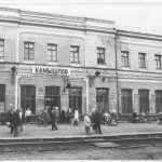 Народ ждёт электричку. Вокзалу станции Камышлов в этом году исполняется 133 года.