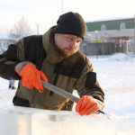 Скульптор-резчик Михаил Рукосуев завершает работу над ледяным лабиринтом. Чтобы лёд «играл» на солнце, его поверхность делают фактурной.