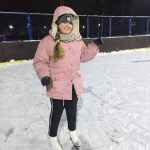И ещё один фотофакт «Зимних забав», выслала его Варвара Аверина (она на снимке). На коньках по льду качусь. Вечер, день морозный. Я кататься научусь рано или поздно!