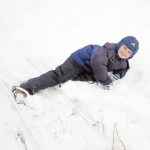 Участница Татьяна Анатольевна Михайлова из Камышлова прислала на конкурс фотографию, на которой за-печатлён её сын: «Дима лыжи надевает, зиму с радостью встречает!»