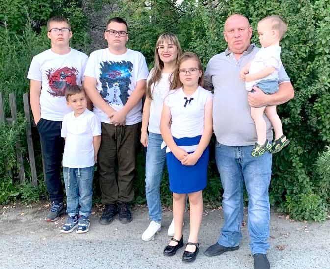 Летом вся семья в сборе: Илья, Никита, Матвей, Ксюша и Тимофей вместе с мамой и папой