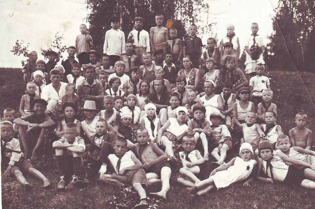 Отряд пионеров из села Калиновского и соседних деревень.
