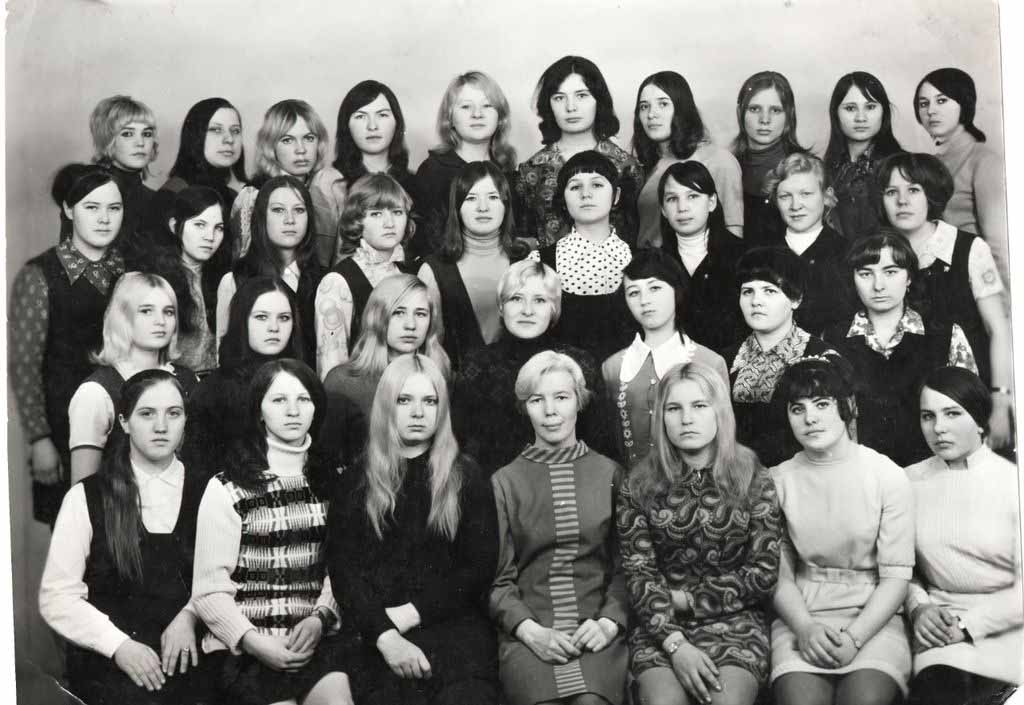 Выпускницы 4 «В» группы 1975 года с наставником Людмилой Ивановной Невенчен.