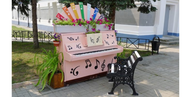 Клумба-палитра  и чудесное пианино
