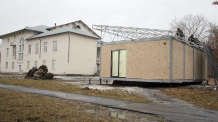 Строят ярмарочный павильон