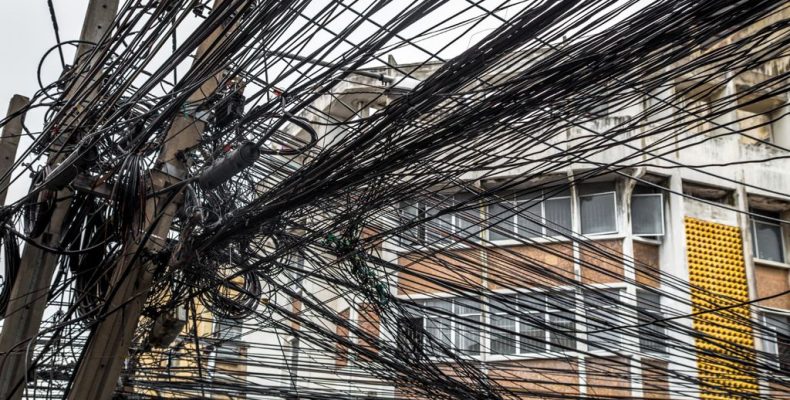 Аккуратнее с проводами