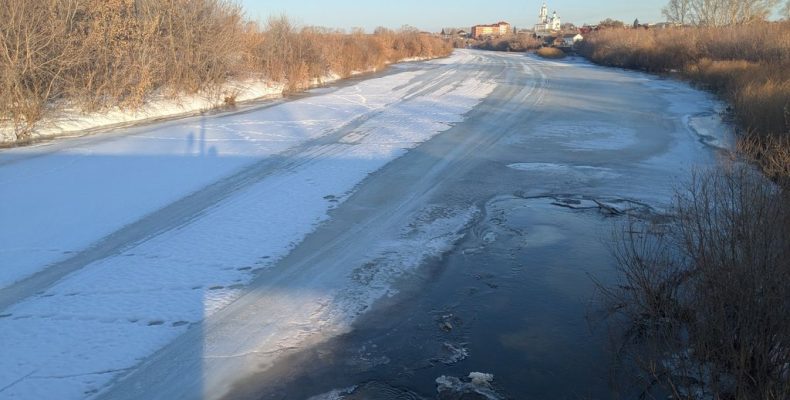 Не трещит, а проваливается