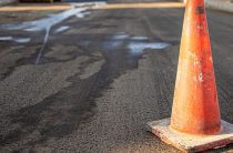 Перекрыли дорогу по улице Красных Орлов