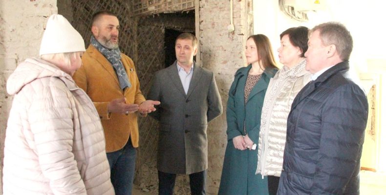 «Троя» ремонтирует и строит