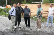 Работа движется погоде вопреки