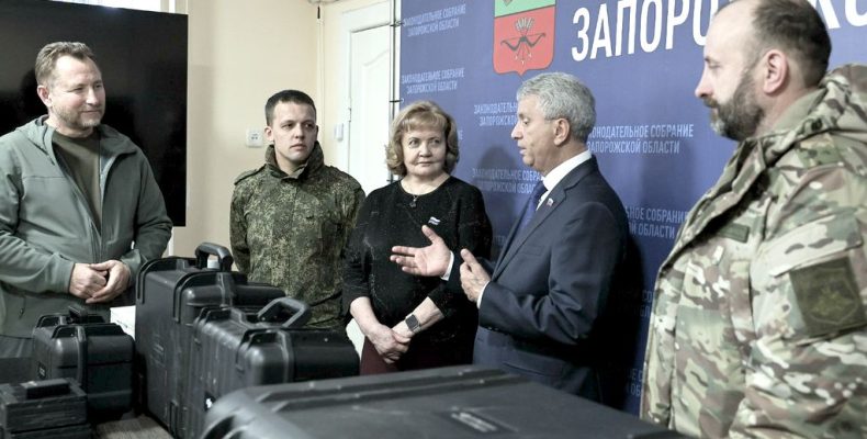 Передали посылки солдатам