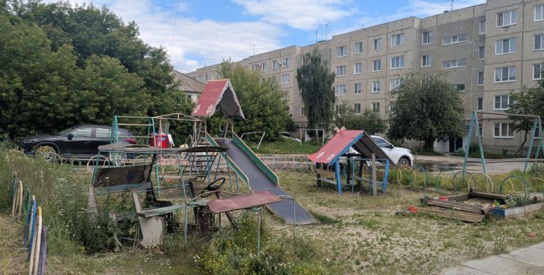 Яма на яме, и поиграть негде