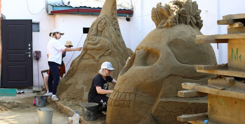 Мгновения волн оживают в руках художника, создающего песочные мифологические фигуры