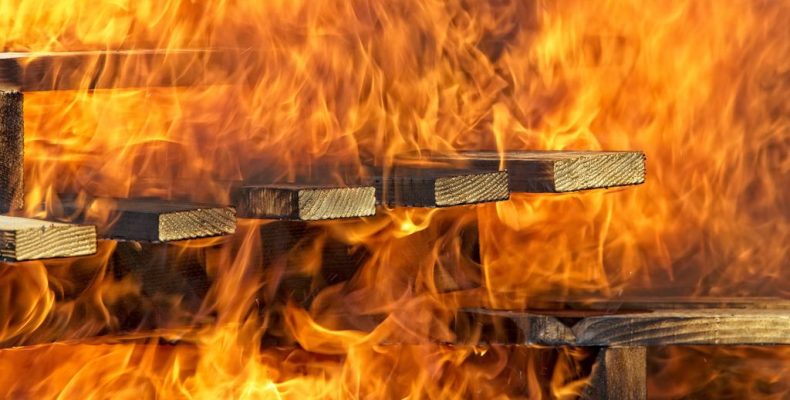 Многодетная семья лишилась дома