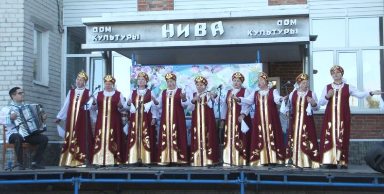 Танцевали, пели и выступали