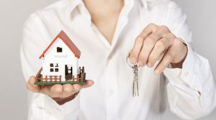 Почему налоговая база квартиры, указанная в налоговом уведомлении, отличается от её кадастровой стоимости?