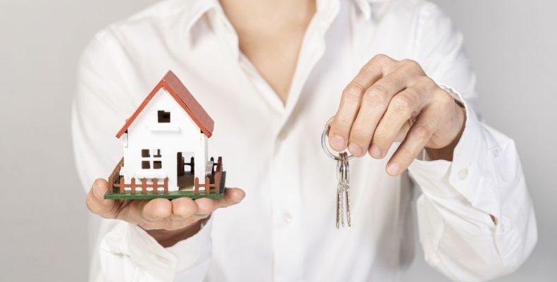 Почему налоговая база квартиры, указанная в налоговом уведомлении, отличается от её кадастровой стоимости?