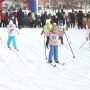 Мальчишки и девчонки на лыжне