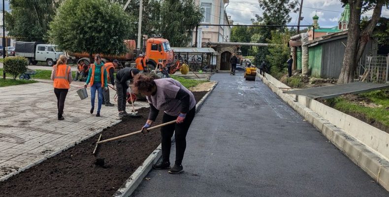 По бетонному лотку