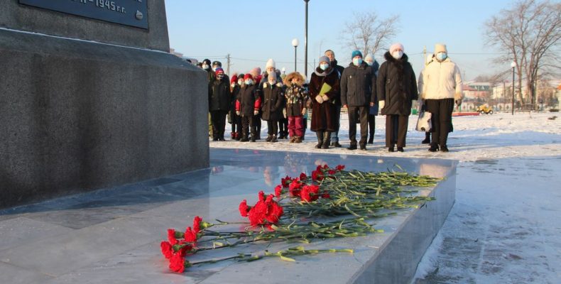 Гвоздики неизвестным воинам