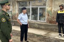 Двоих доставили в военкомат