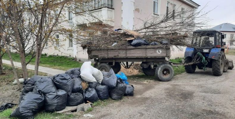 Вывозят мусор после субботников