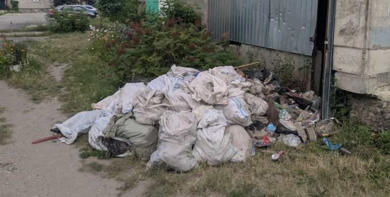 Чистят подвалы и ремонтируют дома