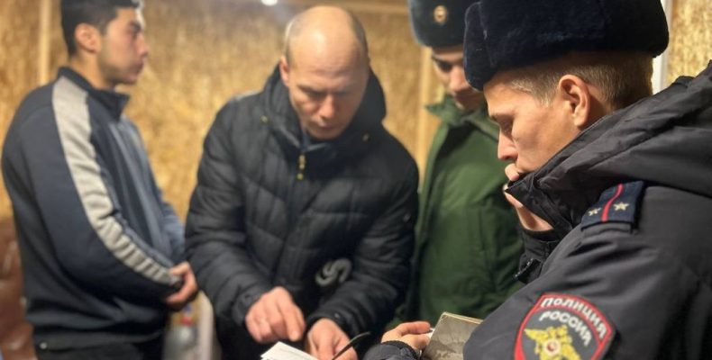 Двоих доставили в военкомат