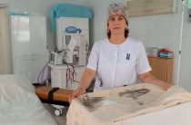 Накрывает операционный стол