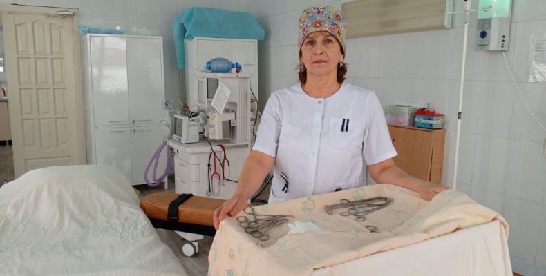 Накрывает операционный стол