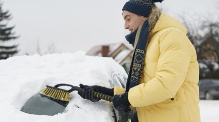 Опасно ездить на автомобиле, покрытом снегом