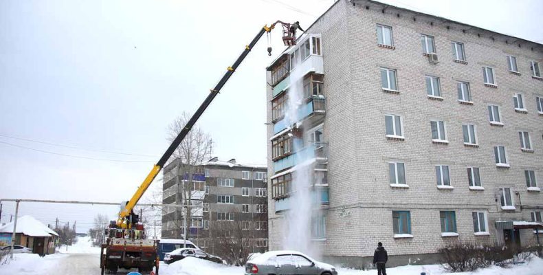 Долой снег с земли и крыши!