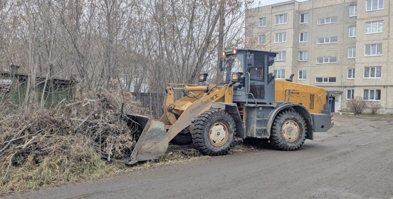 Вывозят ветки и мусор,  ремонтируют площадки